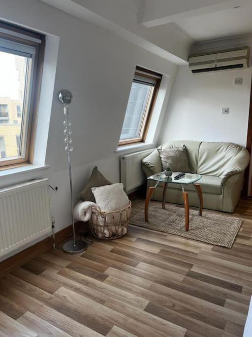Quirky Studio Flat Selfcontained London Ngoại thất bức ảnh